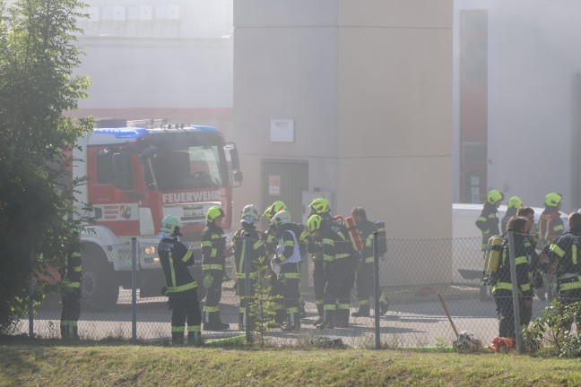 Verpuffung: Acht Feuerwehren bei Brand in einem Gewerbebetrieb in Thalheim bei Wels im Einsatz