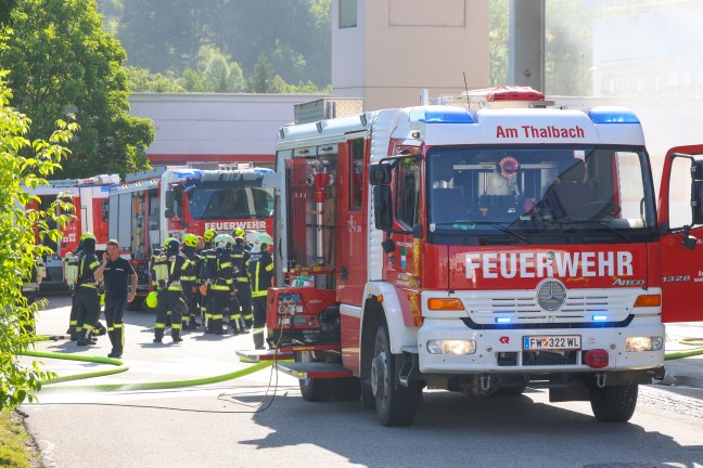 Verpuffung: Acht Feuerwehren bei Brand in einem Gewerbebetrieb in Thalheim bei Wels im Einsatz
