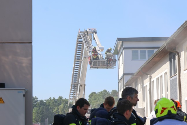 Verpuffung: Acht Feuerwehren bei Brand in einem Gewerbebetrieb in Thalheim bei Wels im Einsatz