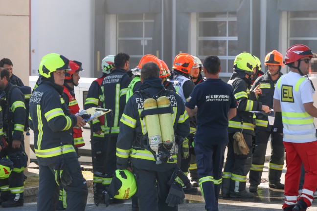 Verpuffung: Acht Feuerwehren bei Brand in einem Gewerbebetrieb in Thalheim bei Wels im Einsatz