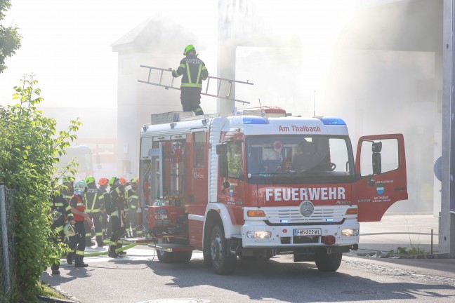 Verpuffung: Acht Feuerwehren bei Brand in einem Gewerbebetrieb in Thalheim bei Wels im Einsatz