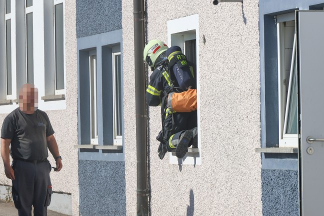 Verpuffung: Acht Feuerwehren bei Brand in einem Gewerbebetrieb in Thalheim bei Wels im Einsatz
