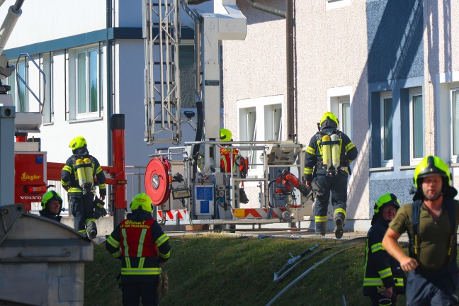 Verpuffung: Acht Feuerwehren bei Brand in einem Gewerbebetrieb in Thalheim bei Wels im Einsatz