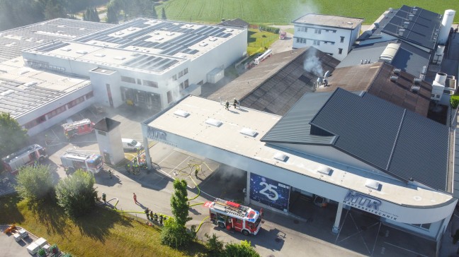 Verpuffung: Acht Feuerwehren bei Brand in einem Gewerbebetrieb in Thalheim bei Wels im Einsatz
