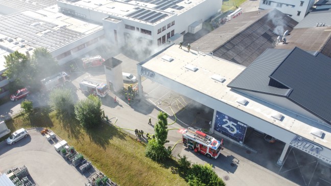 Verpuffung: Acht Feuerwehren bei Brand in einem Gewerbebetrieb in Thalheim bei Wels im Einsatz