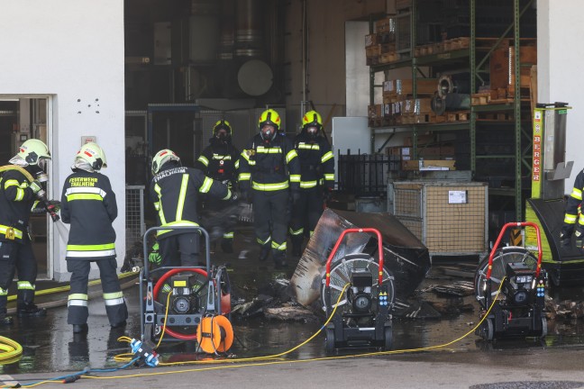 Verpuffung: Acht Feuerwehren bei Brand in einem Gewerbebetrieb in Thalheim bei Wels im Einsatz