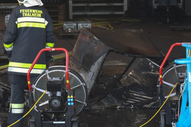 Verpuffung: Acht Feuerwehren bei Brand in einem Gewerbebetrieb in Thalheim bei Wels im Einsatz