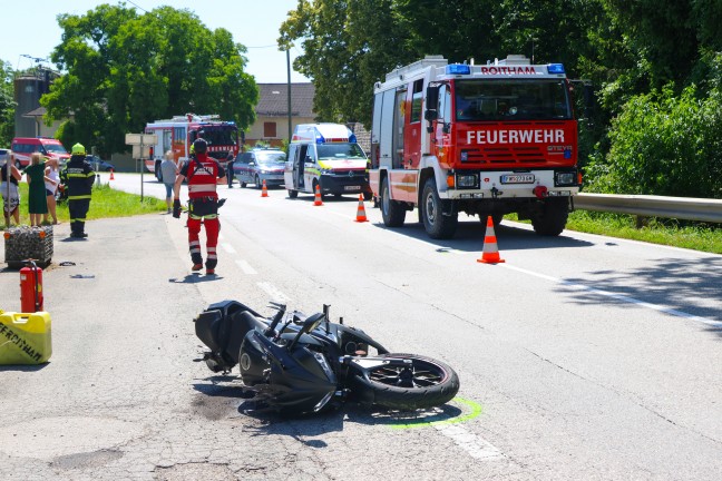 Schwerer Motorradsturz durch Bodenwelle auf Gmundener Strae bei Roitham am Traunfall