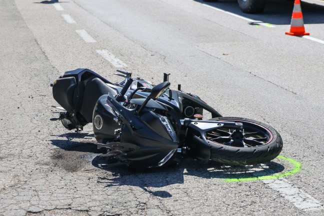 Schwerer Motorradsturz durch Bodenwelle auf Gmundener Strae bei Roitham am Traunfall