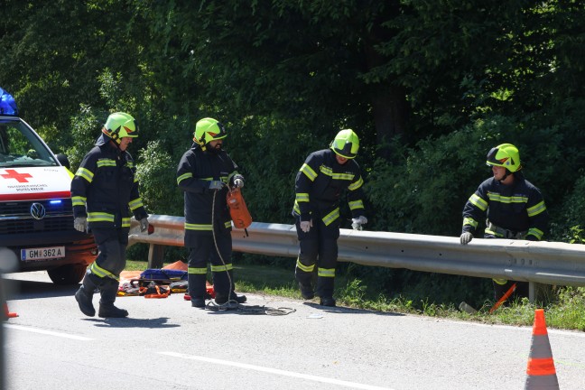 Schwerer Motorradsturz durch Bodenwelle auf Gmundener Strae bei Roitham am Traunfall
