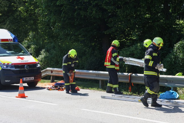 Schwerer Motorradsturz durch Bodenwelle auf Gmundener Strae bei Roitham am Traunfall