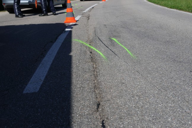 Schwerer Motorradsturz durch Bodenwelle auf Gmundener Strae bei Roitham am Traunfall