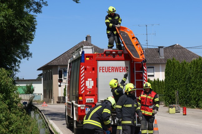 Schwerer Motorradsturz durch Bodenwelle auf Gmundener Strae bei Roitham am Traunfall
