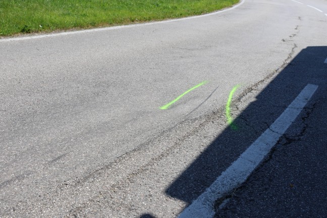 Schwerer Motorradsturz durch Bodenwelle auf Gmundener Strae bei Roitham am Traunfall