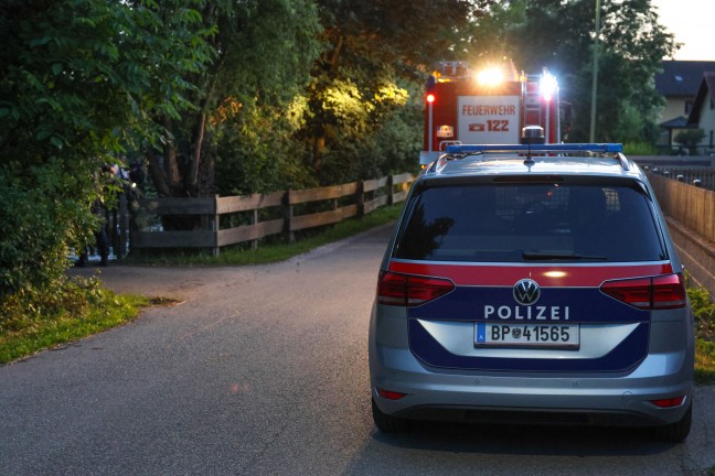Verklausung befchtet: Querstehender Baum im Welser Mhlbach in Wels-Waidhausen sorgte fr Einsatz