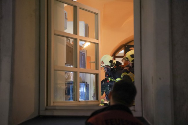 Einsatzkrfte bei Kleinbrand in einem Vereinslokal in Wels-Innenstadt im Einsatz