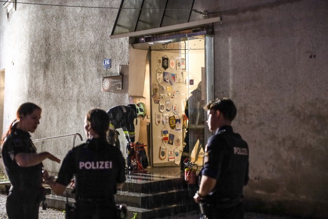 Einsatzkrfte bei Kleinbrand in einem Vereinslokal in Wels-Innenstadt im Einsatz