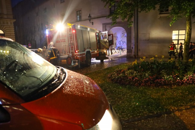 Einsatzkrfte bei Kleinbrand in einem Vereinslokal in Wels-Innenstadt im Einsatz