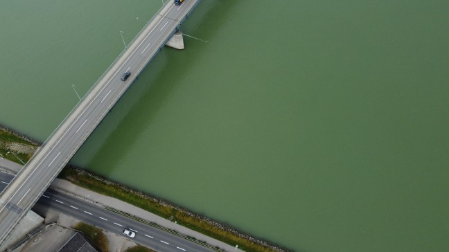 Personenrettung in Aschach an der Donau: Sprung von der Donaubrcke lste greren Einsatz aus