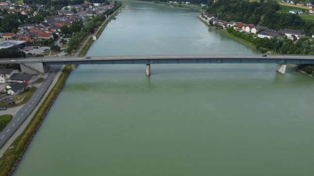 Personenrettung in Aschach an der Donau: Sprung von der Donaubrcke lste greren Einsatz aus