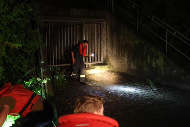 Bootseinsatz: lfilm auf der Traun in Wels-Innenstadt beschftigte Feuerwehr