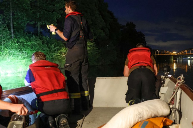 Bootseinsatz: lfilm auf der Traun in Wels-Innenstadt beschftigte Feuerwehr