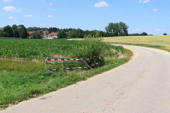 Personenrettung: Mopedauto in Aurolzmnster gegen Brckengelnder des Seiringbachs gekracht