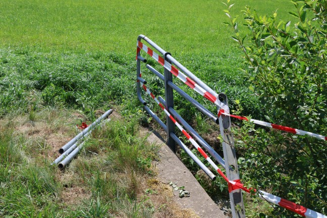 Personenrettung: Mopedauto in Aurolzmnster gegen Brckengelnder des Seiringbachs gekracht