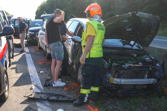 Fnf Verletzte: Crash mit sechs Fahrzeugen sowie Auffahrunfall auf Westautobahn in Vorchdorf