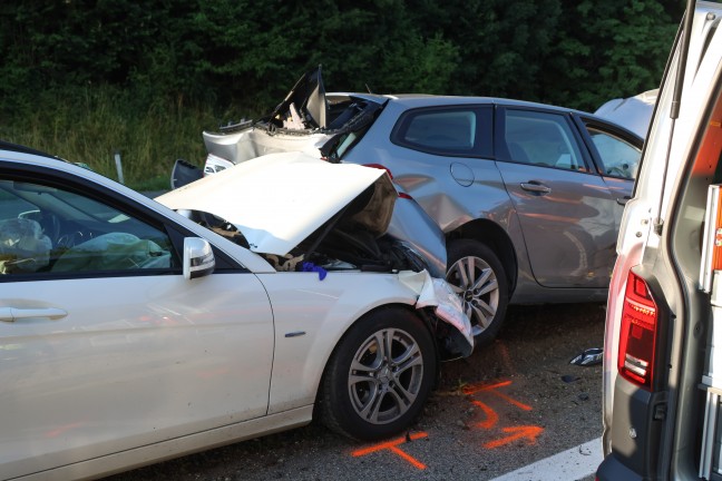 Fnf Verletzte: Crash mit sechs Fahrzeugen sowie Auffahrunfall auf Westautobahn in Vorchdorf