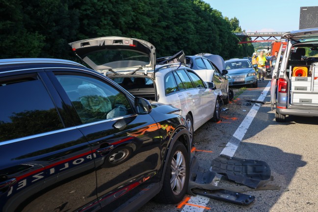 Fnf Verletzte: Crash mit sechs Fahrzeugen sowie Auffahrunfall auf Westautobahn in Vorchdorf