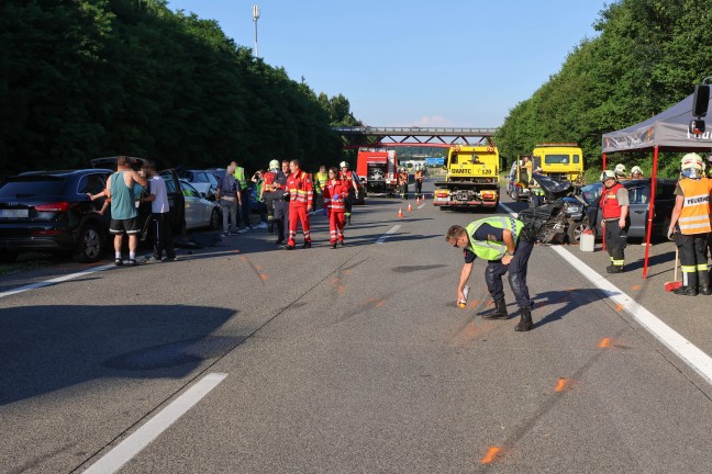 Fnf Verletzte: Crash mit sechs Fahrzeugen sowie Auffahrunfall auf Westautobahn in Vorchdorf