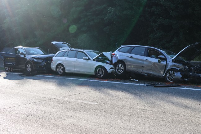 Fnf Verletzte: Crash mit sechs Fahrzeugen sowie Auffahrunfall auf Westautobahn in Vorchdorf