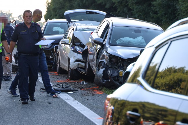 Fnf Verletzte: Crash mit sechs Fahrzeugen sowie Auffahrunfall auf Westautobahn in Vorchdorf