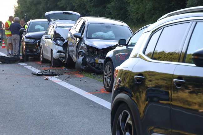 Fnf Verletzte: Crash mit sechs Fahrzeugen sowie Auffahrunfall auf Westautobahn in Vorchdorf