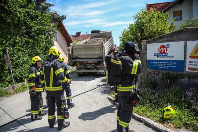 Kleinbrand an einem Schotter-LKW in Kirchberg-Thening rasch gelscht