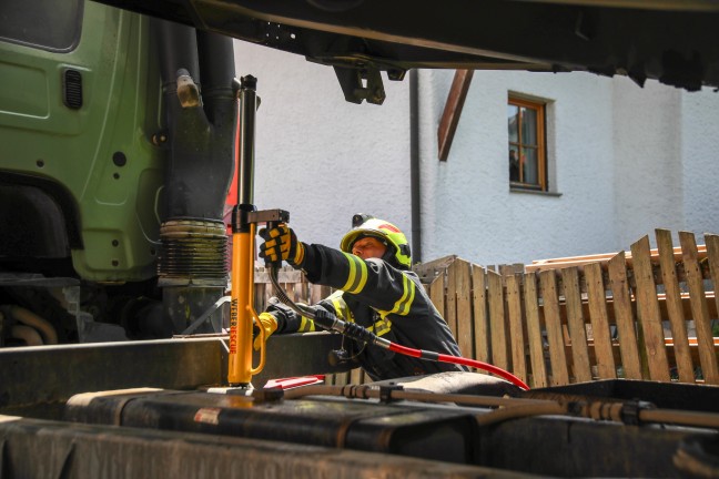 Kleinbrand an einem Schotter-LKW in Kirchberg-Thening rasch gelscht