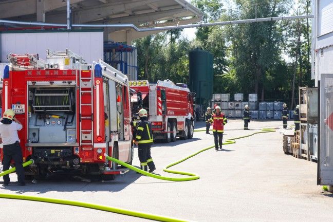 Chemische Reaktion sorgte fr Einsatz der Feuerwehr bei Entsorgungsunternehmen Wels-Pernau