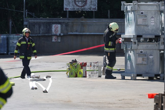 Chemische Reaktion sorgte fr Einsatz der Feuerwehr bei Entsorgungsunternehmen Wels-Pernau