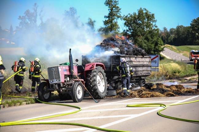 Heu geladen: Vollbrand eines Traktoranhngers in Pasching sorgte fr Einsatz zweier Feuerwehren