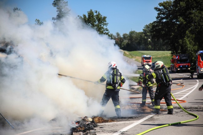 Heu geladen: Vollbrand eines Traktoranhngers in Pasching sorgte fr Einsatz zweier Feuerwehren