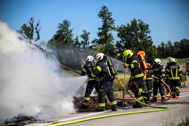 Heu geladen: Vollbrand eines Traktoranhngers in Pasching sorgte fr Einsatz zweier Feuerwehren