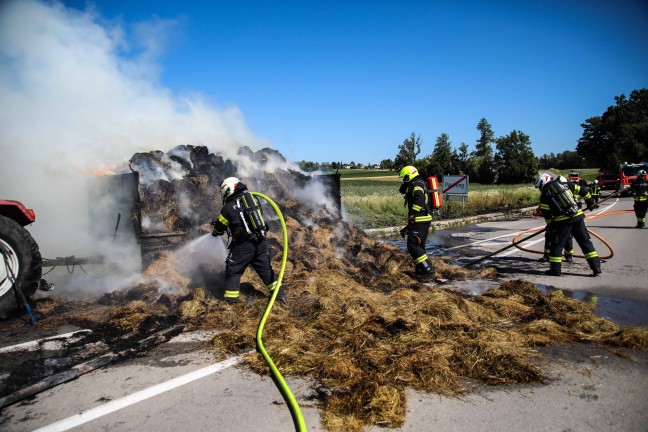 Heu geladen: Vollbrand eines Traktoranhngers in Pasching sorgte fr Einsatz zweier Feuerwehren
