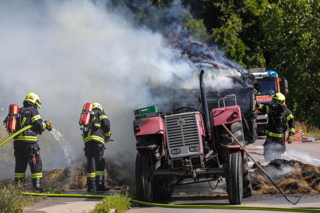 Heu geladen: Vollbrand eines Traktoranhngers in Pasching sorgte fr Einsatz zweier Feuerwehren