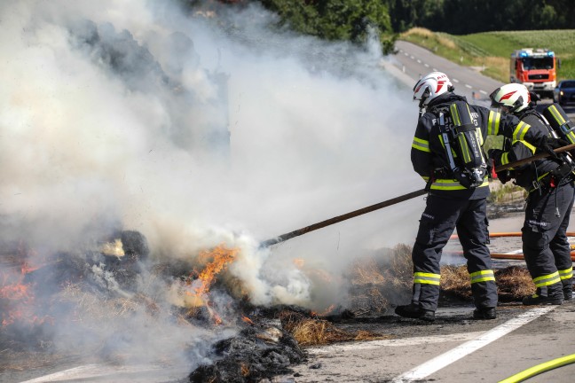 Heu geladen: Vollbrand eines Traktoranhngers in Pasching sorgte fr Einsatz zweier Feuerwehren