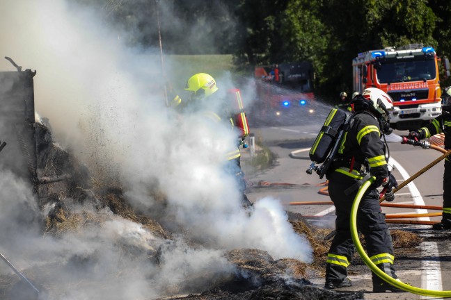 Heu geladen: Vollbrand eines Traktoranhngers in Pasching sorgte fr Einsatz zweier Feuerwehren