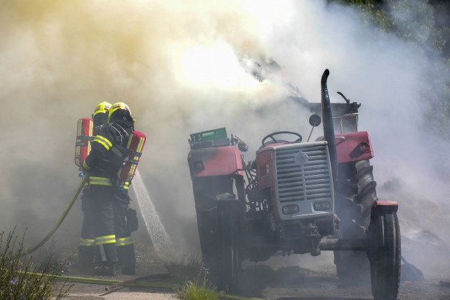 Heu geladen: Vollbrand eines Traktoranhngers in Pasching sorgte fr Einsatz zweier Feuerwehren