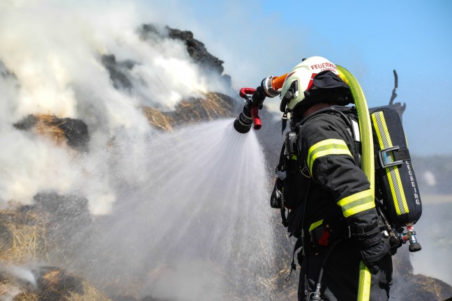 Heu geladen: Vollbrand eines Traktoranhngers in Pasching sorgte fr Einsatz zweier Feuerwehren