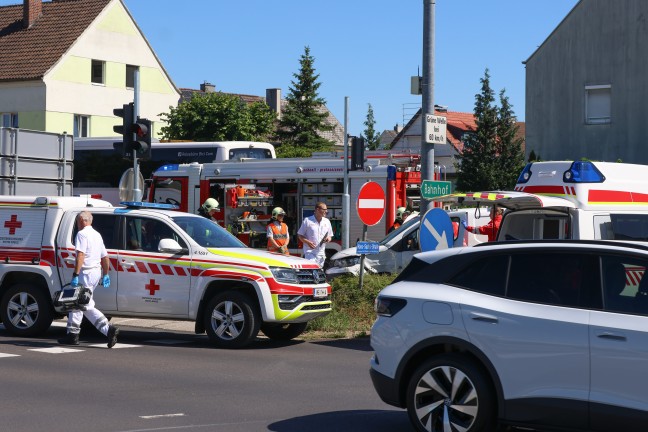 Personenrettung nach Kreuzungscrash zweier Kleintransporter in Wels-Pernau