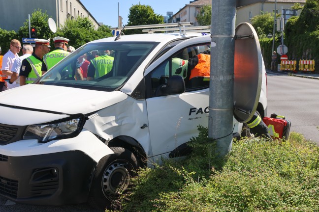 Personenrettung nach Kreuzungscrash zweier Kleintransporter in Wels-Pernau